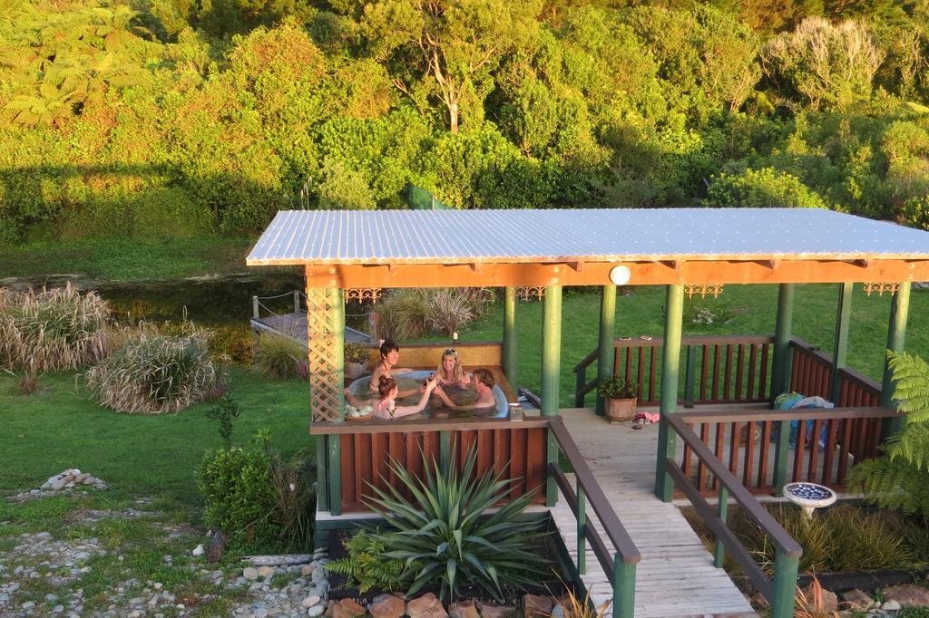 Koru Beachfront Holiday Cabins & Hot Tub Barrytown Zewnętrze zdjęcie