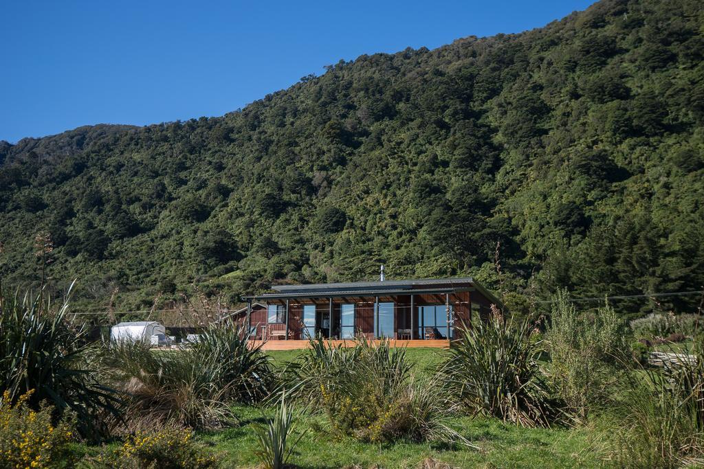 Koru Beachfront Holiday Cabins & Hot Tub Barrytown Zewnętrze zdjęcie