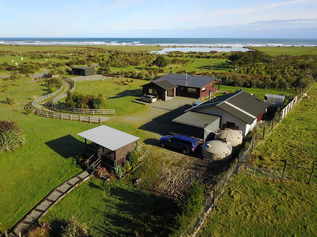 Koru Beachfront Holiday Cabins & Hot Tub Barrytown Zewnętrze zdjęcie