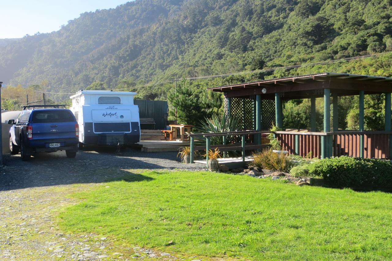 Koru Beachfront Holiday Cabins & Hot Tub Barrytown Zewnętrze zdjęcie