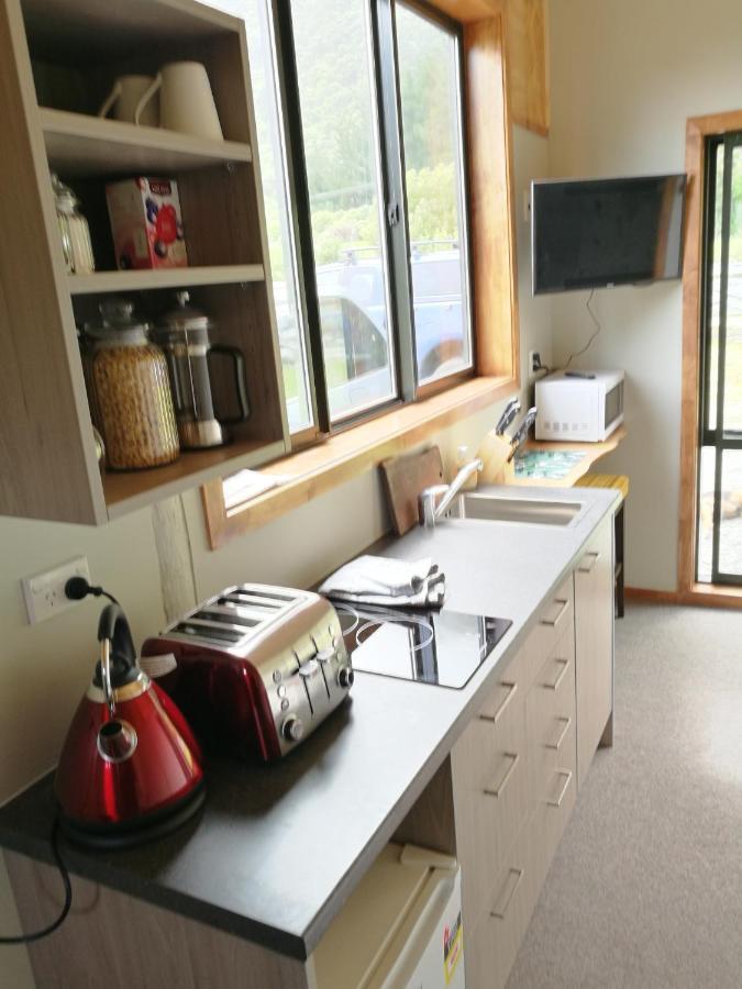 Koru Beachfront Holiday Cabins & Hot Tub Barrytown Zewnętrze zdjęcie